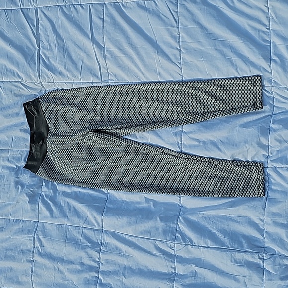 🆕️ Booty Enhancing Leggings Size S (As Seen On Tiktok) - Picture 2 of 4